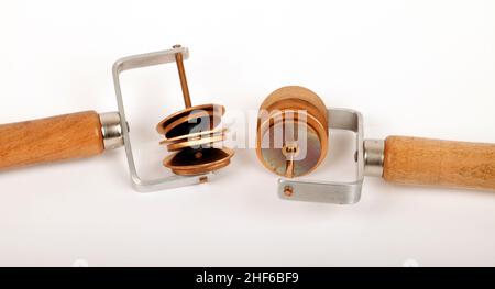 Barbiere dell'Opera di Siviglia, Sistro, sistrum. Strumento di percussione di rattling. Foto Stock