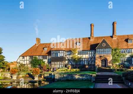 Vista posteriore dell'esterno dell'iconico edificio del laboratorio e riflessi nel canale Jellicoe, RHS Garden, Wisley, Surrey in inverno in una giornata di sole Foto Stock