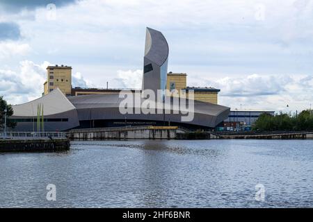 Salford, UK - 23rd Settembre 2019: Imperial War Museum North a Salford Quays progettato dall'architetto Daniel Libeskind. Situato vicino a MediaCityUK Foto Stock