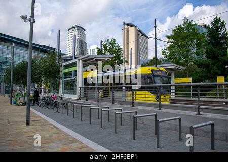 Salford, UK - 23rd settembre 2019: Piattaforma tram a MediaCityUK che porta i pendolari nel centro di Manchester da Salford Quays e dagli Studios of ITV Foto Stock