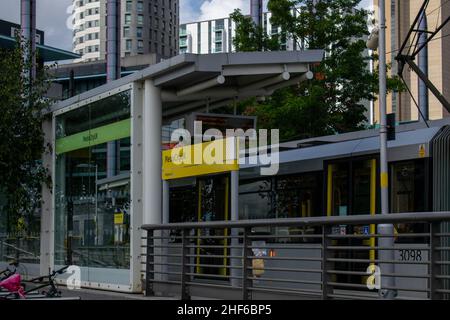 Salford, UK - 23rd settembre 2019: Piattaforma tram a MediaCityUK che porta i pendolari nel centro di Manchester da Salford Quays e dagli Studios of ITV Foto Stock