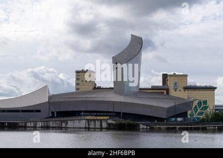 Salford, UK - 23rd Settembre 2019: Imperial War Museum North a Salford Quays progettato dall'architetto Daniel Libeskind. Situato vicino a MediaCityUK Foto Stock