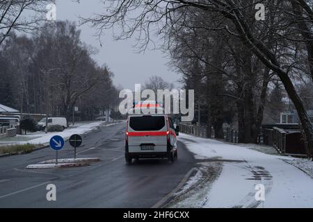 Germania, Brandeburgo, città Luckenwalde, l'inizio dell'inverno nella piccola città di Luckenwalde vicino Berlino, Ambulance sulla strada con servizio di salvataggio iscrizione tedesca Foto Stock