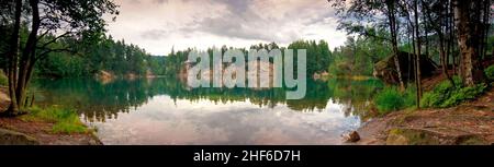 Vista panoramica della cava allagata di arenaria nella riserva naturale nazionale Adrspach-Teplice Rocks. Lago meraviglioso con acqua cristallina e il bianco Foto Stock