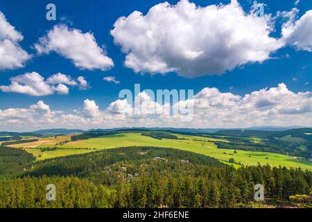 Vista sul paesaggio dalla montagna Ostas Table. La riserva naturale nazionale Adrspach-Teplice Rocks, Repubblica Ceca, Europa. Foto Stock
