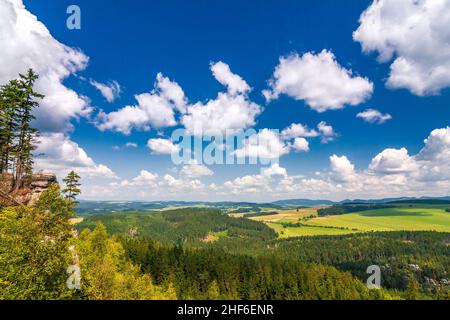 Vista sul paesaggio dalla montagna Ostas Table. La riserva naturale nazionale Adrspach-Teplice Rocks, Repubblica Ceca, Europa. Foto Stock