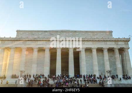 Famosa facciata Lincoln Memorial con turisti e visitatori seduti alle scale frontali a Washington DC, USA Foto Stock