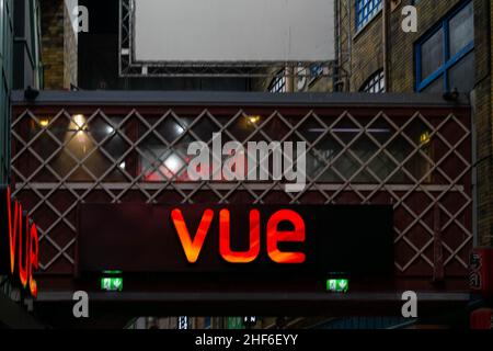 Manchester, UK - 22nd settembre 2019: Ingresso al cinema Vue in luci al neon rosse. Vue è una famosa catena di cinema che mostra film e film realizzati di recente Foto Stock