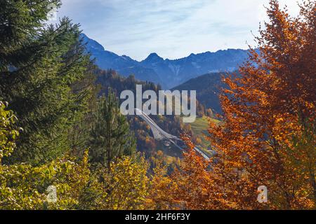 Vista della grande collina olimpica a Garmisch-Partenkirchen, Baviera, Germania Foto Stock