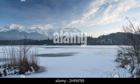 Barmsee vicino a Krün / Wallgau in inverno in serata, Baviera, Germania Foto Stock