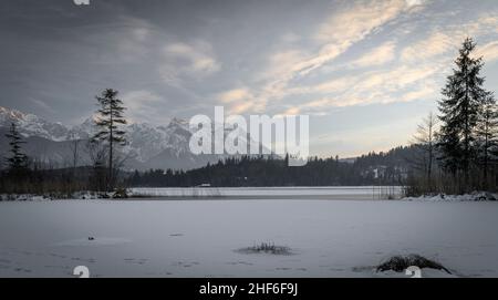 Barmsee vicino a Krün / Wallgau in inverno in serata, Baviera, Germania Foto Stock