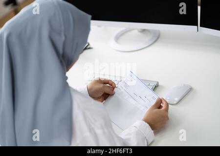 Assegno di retribuzione nella busta. Donna mano che tiene il controllo di paga Foto Stock