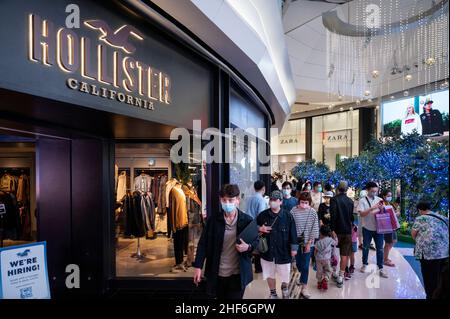 Hong Kong, Cina. 13th Jan 2022. Gli amanti dello shopping camminano accanto al negozio Hollister, il marchio americano dello stile di vita, a Hong Kong. Credit: SOPA Images Limited/Alamy Live News Foto Stock