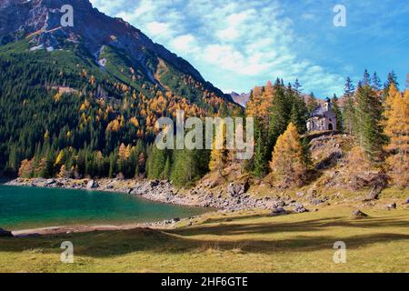 Austria, Tirolo, Wipptal, Obernberg am Brenner, Obernberger See, Lago di montagna, acqua blu, cappella cattolica romana di nostra Signora sul lago (anche: Maria am See) Foto Stock