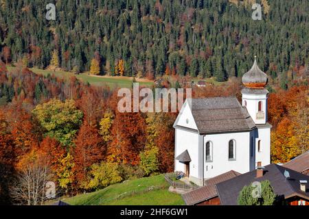 Kirchdorf Wamberg, chiesa di Sant'Anna, distretto di Garmisch-Partenkirchen, Werdenfelser Land, alta Baviera, Baviera, Germania, autunno, Europa, Garmisch Partenkirchen, tempo da sogno Foto Stock