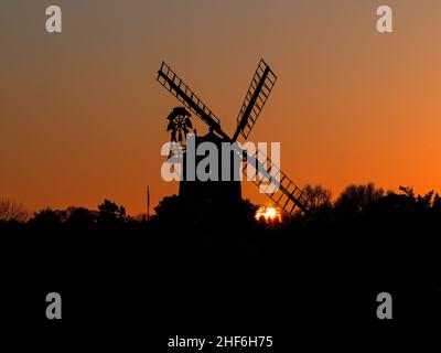 Cley Mill e riedbed in una serata invernale Norfolk Foto Stock