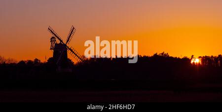 Cley Mill e riedbed in una serata invernale Norfolk Foto Stock