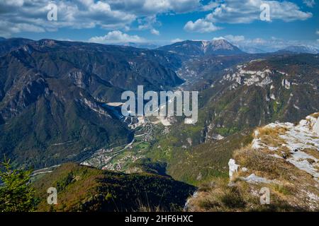 Vista panoramica della valle Valdastico nel nord Italia dal forte militare Campolongo, sull'altopiano di Asiago Foto Stock