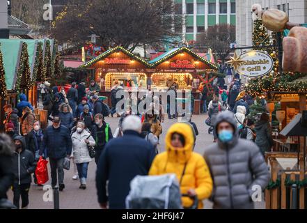 Essen, Nordrhein-Westfalen, Deutschland - Weihnachtsmarkt in Essen in Zeiten der Corona-Pandemie unter 2G Bedingungen. Die Besucher muessen genesen od Foto Stock