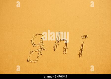 lettere alfabetiche g h i scritte a mano in sabbia sulla spiaggia Foto Stock