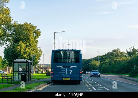 23rd agosto 2019 - Durham, Regno Unito: Il bus britannico che viaggia a Middlesbrough via Stockton tira sopra ad una fermata dell'autobus, le automobili dietro devono attendere a causa della comin Foto Stock