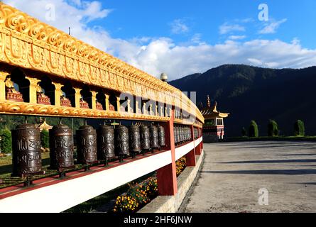 Monastero di Buddha e ruote di preghiera con cielo blu a Dirang, Arunachal Prodesh, India attrazione turistica di architettura di Buddha, Nord Est India turistica Foto Stock