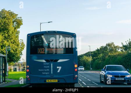 23rd agosto 2019 - Durham, Regno Unito: Il bus britannico che viaggia a Middlesbrough via Stockton tira sopra ad una fermata dell'autobus, le automobili dietro devono attendere a causa della comin Foto Stock