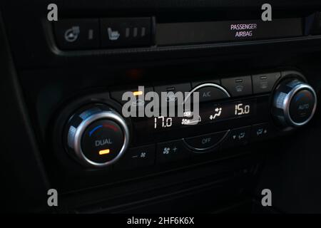 radiatore impianto di riscaldamento e aria condizionata auto, radiatore  stufa auto, primo piano su sfondo bianco, fuoco selettivo Foto stock - Alamy