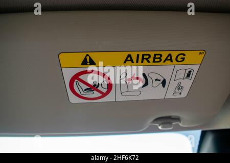 Informazioni che pubblicizzano la funzione airbag all'interno di un'autovettura. Gli air bag salvano la vita se un automobilista è in una collisione o in un incidente stradale. Sicurezza Foto Stock