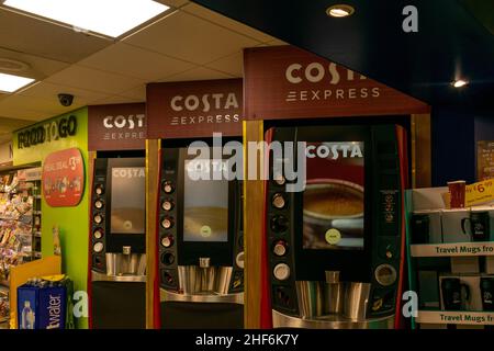 Durham, UK - 23rd agosto 2019: Macchina da caffè Costa Coffee Express presso una stazione di servizio autostradale. Gli automobilisti possono servire da soli una bevanda calda a base di caffeina Foto Stock