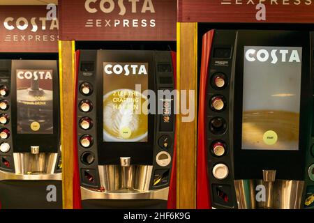 Durham, UK - 23rd agosto 2019: Macchina da caffè Costa Coffee Express presso una stazione di servizio autostradale. Gli automobilisti possono servire da soli una bevanda calda a base di caffeina Foto Stock