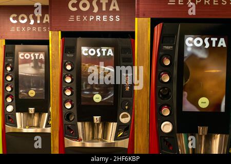 Durham, UK - 23rd agosto 2019: Macchina da caffè Costa Coffee Express presso una stazione di servizio autostradale. Gli automobilisti possono servire da soli una bevanda calda a base di caffeina Foto Stock