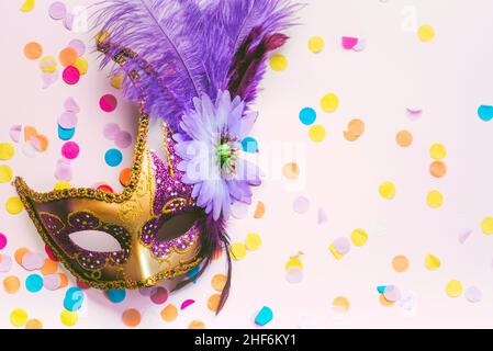 Maschera veneziana di carnevale e confetti da festa con spazio copia su sfondo chiaro. Concetto di festa del Carnevale Foto Stock