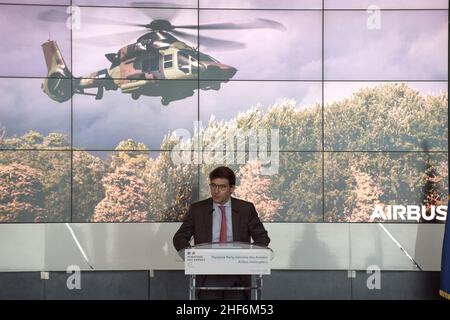 Marignane, Francia. 14th Jan 2022. Bruno Even, CEO di Airbus Helicopters, è visto per un discorso presso lo stabilimento.Florence Parly, Ministro della Difesa, visita lo stabilimento Airbus Helicopters di Marignane. Ha ufficializzato un contratto per la convalida dell'acquisto di 30 nuovi NH160 elicotteri soprannominati 'guépard'. Questo ordine perpetua l'occupazione del sito industriale per almeno 15 anni. (Foto di Laurent Coust/SOPA Images/Sipa USA) Credit: Sipa USA/Alamy Live News Foto Stock