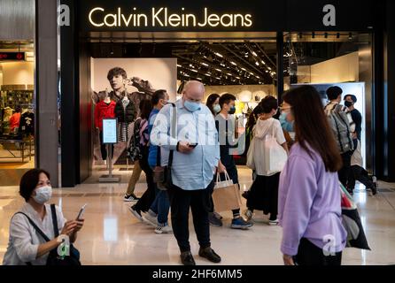 Hong Kong, Cina. 13th Jan 2022. Gli amanti dello shopping passano accanto al marchio di moda multinazionale americano, il negozio Calvin Klein Jeans a Hong Kong. (Foto di Budrul Chukrut/SOPA Images/Sipa USA) Credit: Sipa USA/Alamy Live News Foto Stock