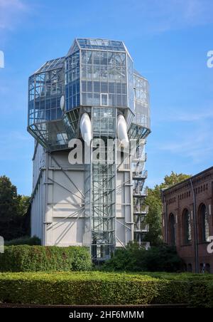 Hamm, Renania settentrionale-Vestfalia, Germania, il Maximilianpark della città di Hamm è un parco divertimenti che è stato costruito sul sito della disutilizzata colliria Massimiliana sin dallo spettacolo orticolo dello stato nel 1984 e il cui punto di riferimento è l'elefante di vetro, una scultura accessibile di 40 m di altezza. Foto Stock