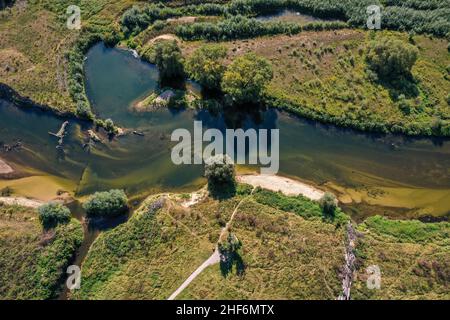 Datteln, Renania Settentrionale-Vestfalia, Germania, Lippe, sviluppo del fiume e della pianura alluvionale della Lippe vicino Haus Vogelsang, un paesaggio fluviale quasi naturale è stato creato qui, un ecosistema intatto della pianura alluvionale fiume restaurato con protezione dalle inondazioni attraverso le aree alluvionali di nuova progettazione. Una nuova curva nel fiume rallenta la portata. Foto Stock