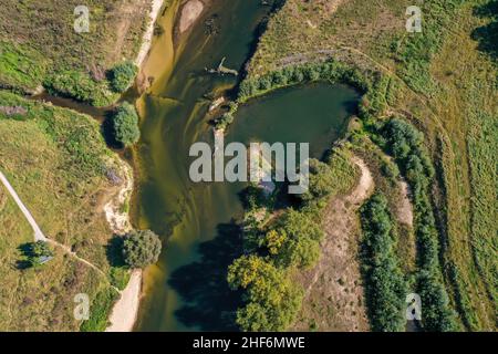 Datteln, Renania Settentrionale-Vestfalia, Germania, Lippe, sviluppo del fiume e della pianura alluvionale della Lippe vicino Haus Vogelsang, un paesaggio fluviale quasi naturale è stato creato qui, un ecosistema intatto della pianura alluvionale fiume restaurato con protezione dalle inondazioni attraverso le aree alluvionali di nuova progettazione. Una nuova curva nel fiume rallenta la portata. Foto Stock