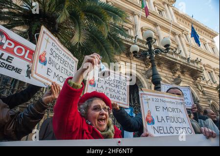 Roma, Italia 22/12/2015: Le 'vittime delle casse di risparmio' proteste contro il governo Bankitalia: Gli investitori si sono riuniti fuori da Palazzo Koch, sede della Banca d'Italia, per protestare contro il decreto che ha spazzato via azioni e obbligazioni subordinate CariFerrara, CariChieti, Bank Marche e Banca Etruria. ©Andrea Sabbadini Foto Stock