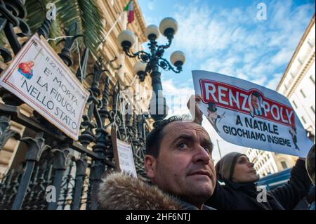 Roma, Italia 22/12/2015: Le 'vittime delle casse di risparmio' proteste contro il governo Bankitalia: Gli investitori si sono riuniti fuori da Palazzo Koch, sede della Banca d'Italia, per protestare contro il decreto che ha spazzato via azioni e obbligazioni subordinate CariFerrara, CariChieti, Bank Marche e Banca Etruria. ©Andrea Sabbadini Foto Stock