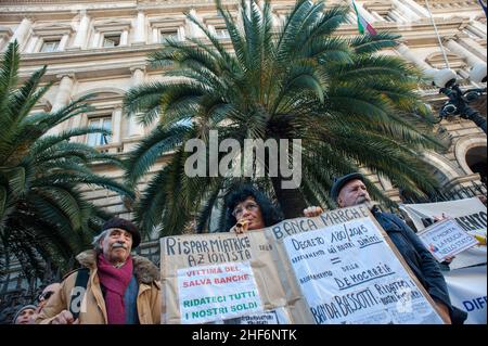 Roma, Italia 22/12/2015: Le 'vittime delle casse di risparmio' proteste contro il governo Bankitalia: Gli investitori si sono riuniti fuori da Palazzo Koch, sede della Banca d'Italia, per protestare contro il decreto che ha spazzato via azioni e obbligazioni subordinate CariFerrara, CariChieti, Bank Marche e Banca Etruria. ©Andrea Sabbadini Foto Stock