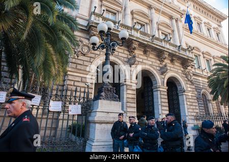 Roma, Italia 22/12/2015: Le 'vittime delle casse di risparmio' proteste contro il governo Bankitalia: Le forze di polizia guardiano Palazzo Koch, sede della Banca d'Italia. ©Andrea Sabbadini Foto Stock