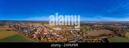 Ampia vista sulla città bavarese Oberhaching nei colori dell'estate indiana come foto aerea panoramica Foto Stock