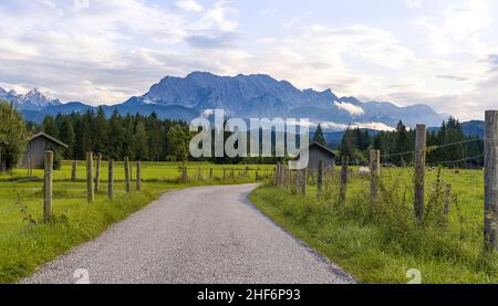 Strada sterrata nei pressi di Krün in estate, Baviera, Germania Foto Stock
