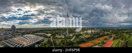 Veduta aerea dell'Olympiapark e della Torre Olimpica dell'Olympiaturm. Monaco, Baviera, Germania. Foto Stock