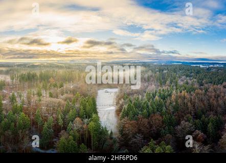 Idilliaca casa posta nel mezzo di una foresta colorata autunno con neve sul terreno al collegamento invernale, sentire buona posizione Foto Stock