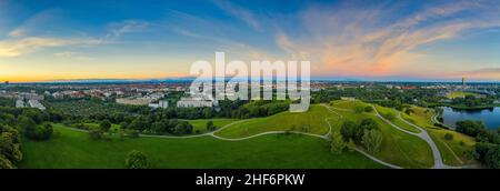 Splendida vista sulla capitale bavarese Monaco di Baviera in Germania da un giorno estivo all'Olympiapark il 6 giugno 2020 Foto Stock