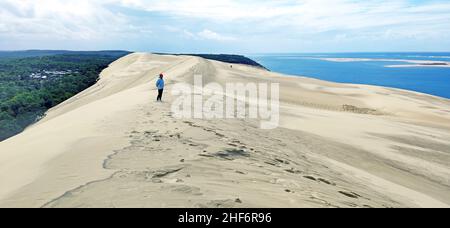 Il più grande cumulo di sabbia d'Europa, la Dune du Pilat, lunga 2700m, larga 500m e alta 110m con vista sull'Atlantico Foto Stock