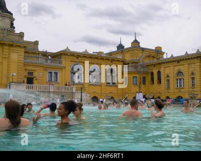 Budapest, Ungheria - 11th Marzo 2018: Bagni e piscine Szechenyi, l'attrazione più visitata e molto apprezzata di Budapest. Il palazzo neobarocco è loca Foto Stock