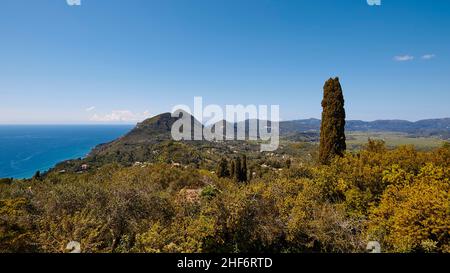 Grecia, Isole Greche, Isole IONIE, Corfù, centro a nord dell'isola, punto di vista 'Trono dell'Imperatore', vista della costa occidentale e orientale, piattaforma panoramica, cielo blu, nuvole bianche, montagne sulla terraferma, vista dalla piattaforma panoramica al verde interno dell'isola di Corfù, cipresso, cielo blu Foto Stock